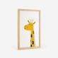 Poster de uma girafa amarela com pescoço longo e manchas pretas, ideal para decoração de quartos infantis. 3